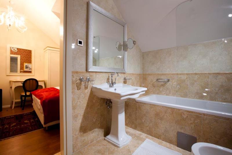Hotel Actum Kranj Bagian luar foto