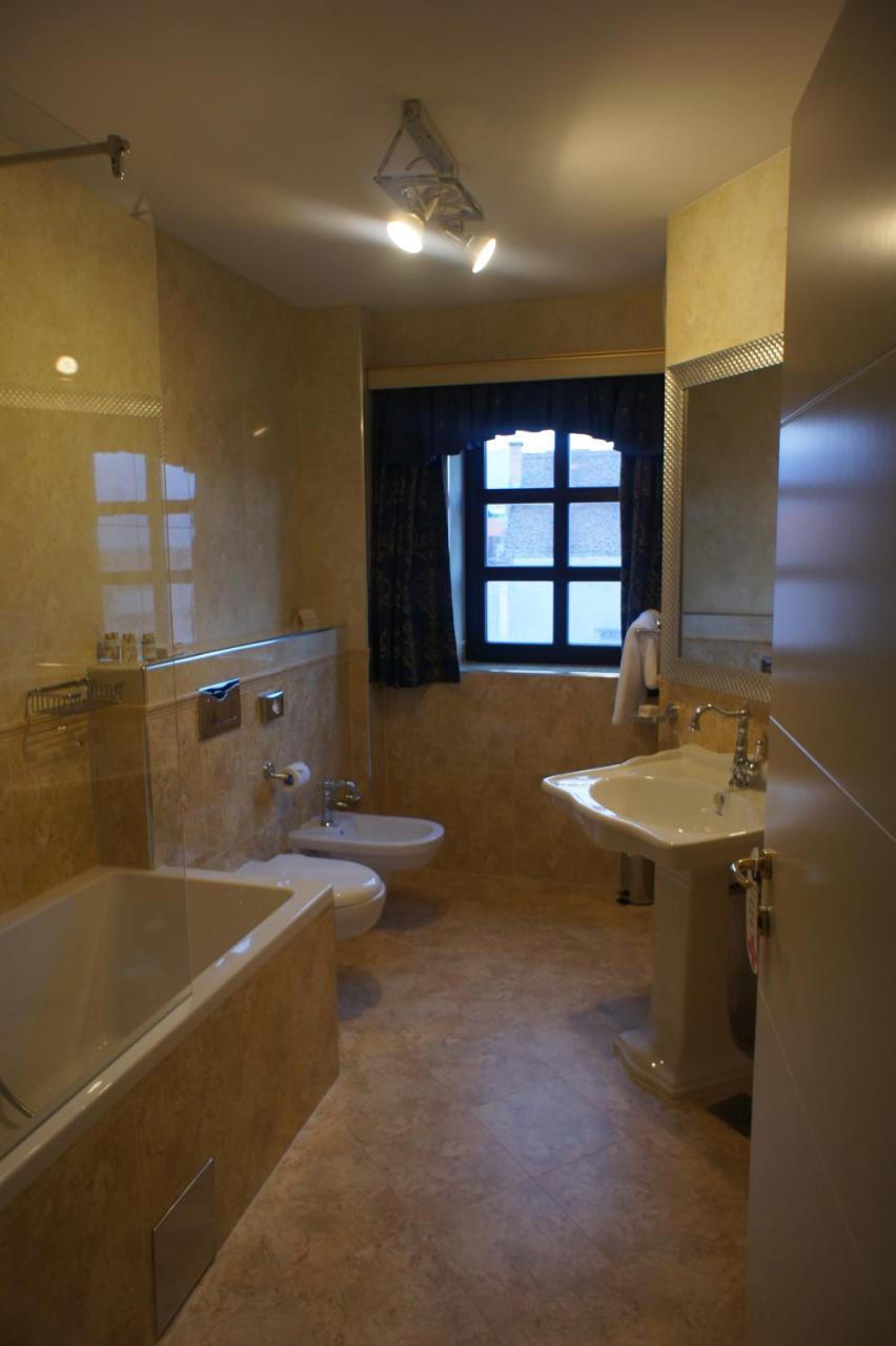 Hotel Actum Kranj Bagian luar foto