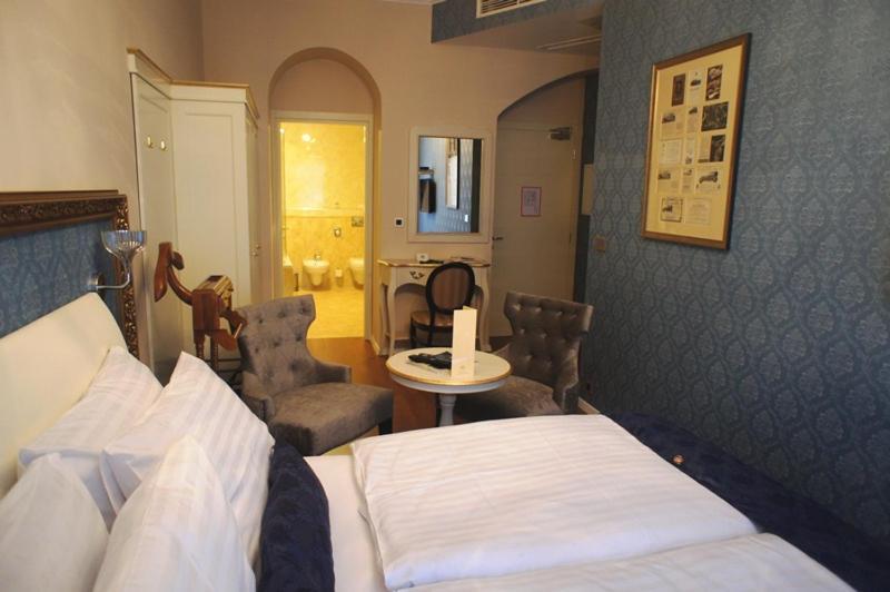 Hotel Actum Kranj Bagian luar foto